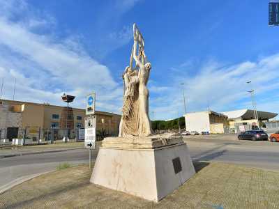 Superiamo alcune opere scultoree, anch�esse realizzate per i Giochi del Mediterraneo...(foto di Nicola Velluso)